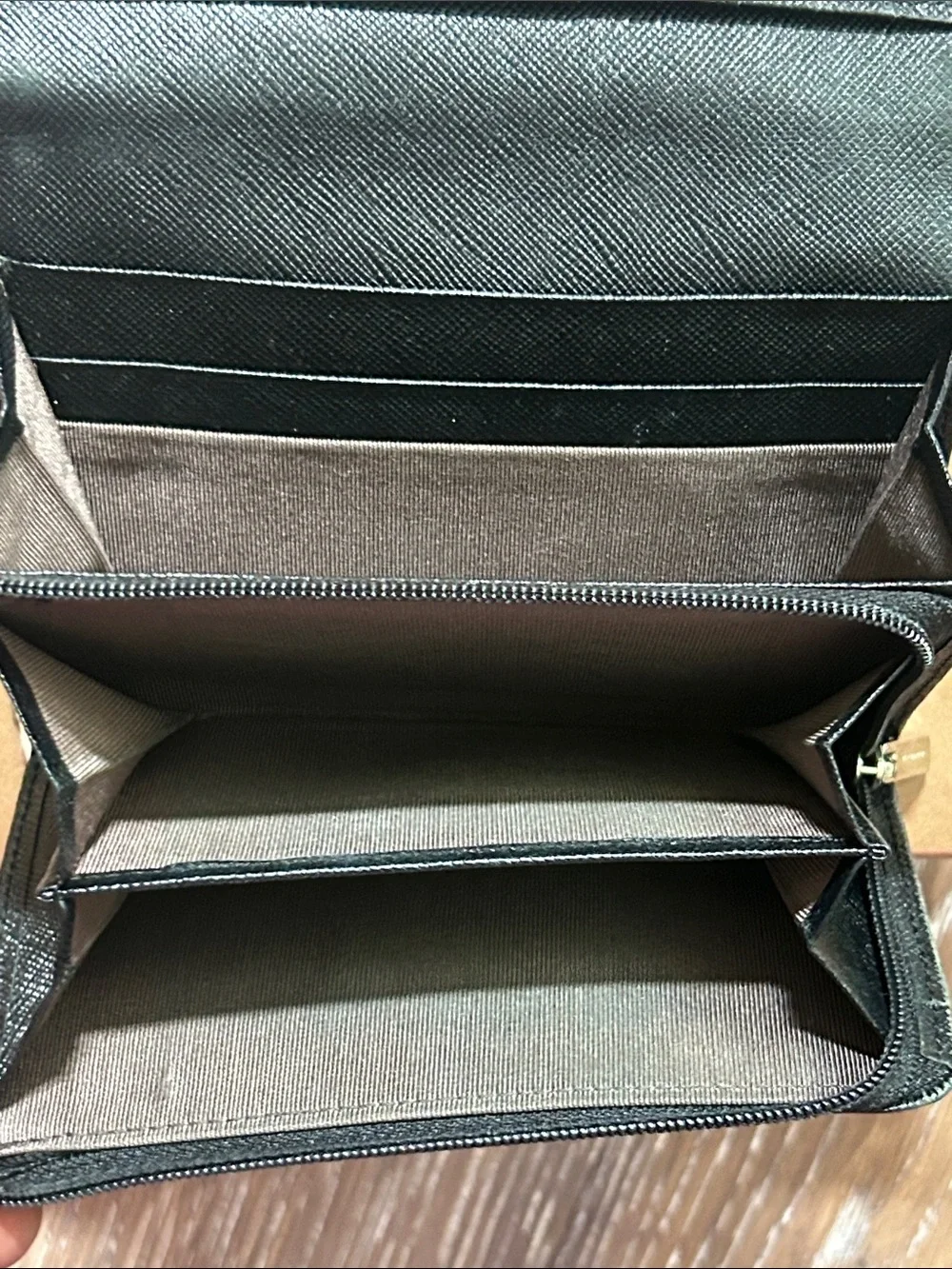 Burberry Black Leather Men's Trifold Wallet with Metal Logo